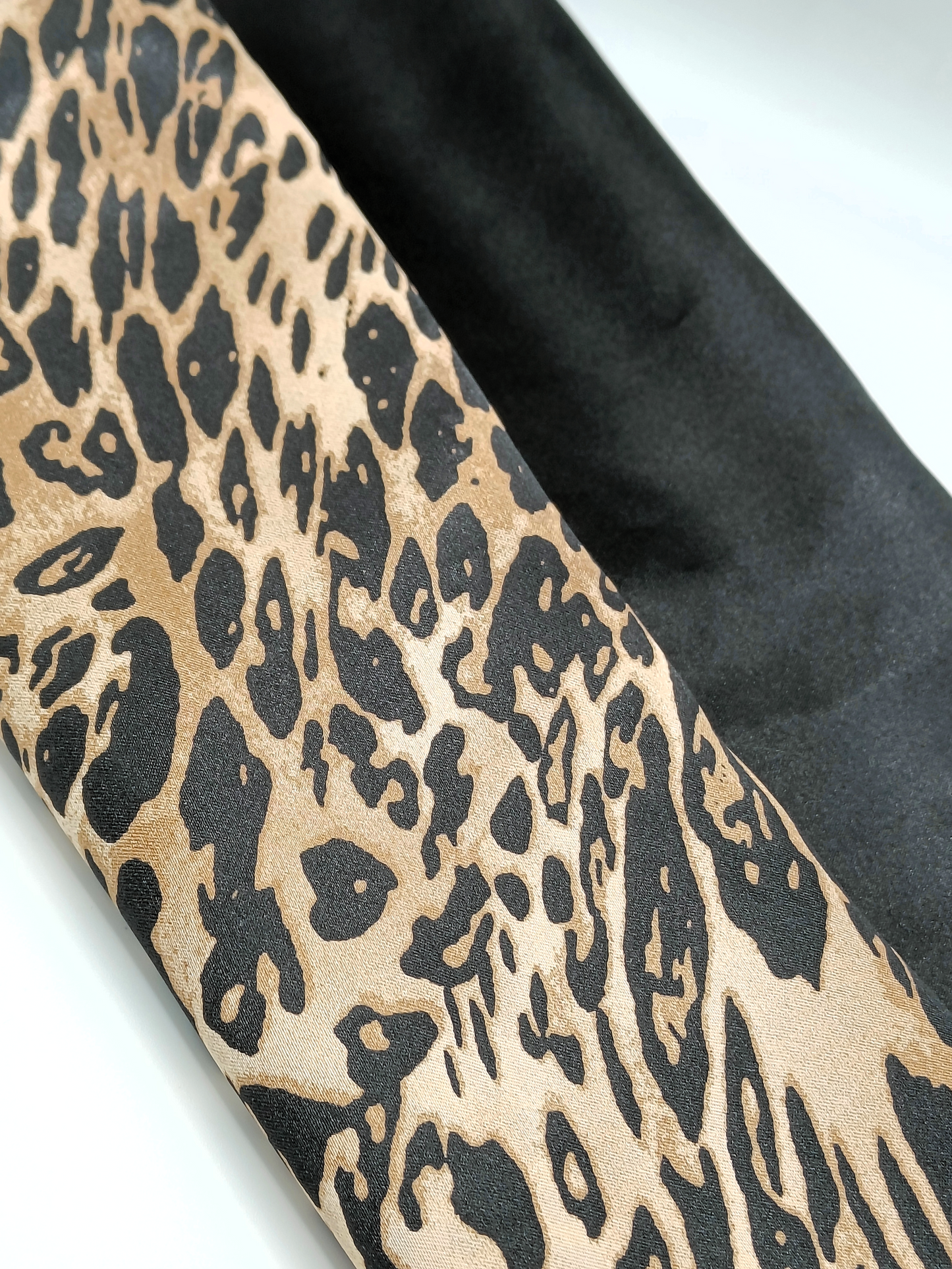 COLLAR BANDANA ANIMAL PRINT CORAZÓN ROJO