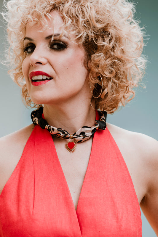 COLLAR BANDANA ANIMAL PRINT CORAZÓN ROJO