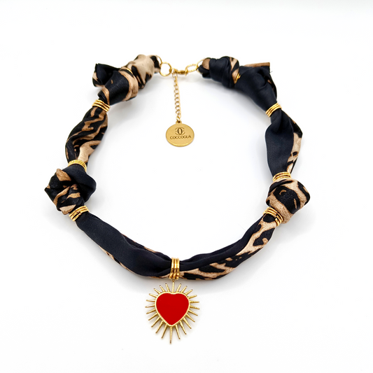COLLAR BANDANA ANIMAL PRINT CORAZÓN ROJO
